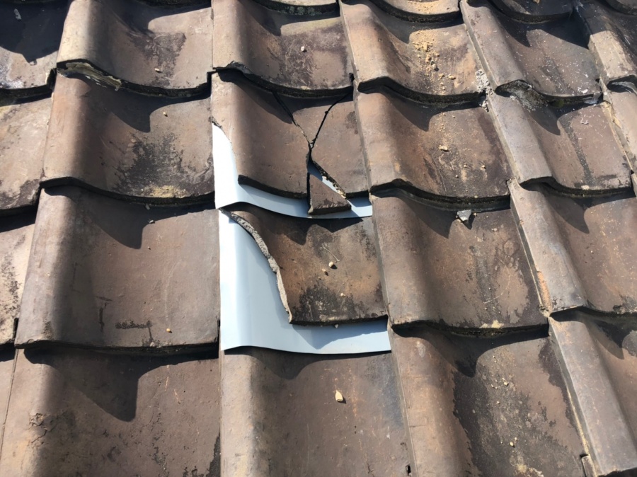 瓦に板金を差し込む