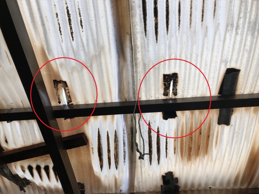 八尾市　波板　穴が空いた