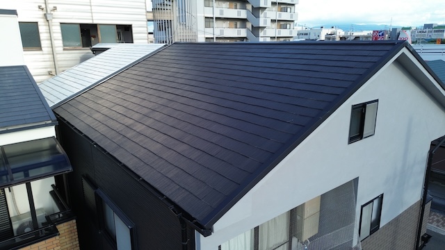 色あせとコケが発生し劣化が進んだスレート屋根 大阪市東住吉区