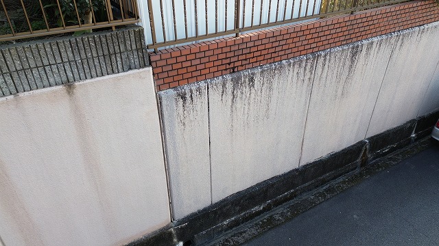 汚れが目立つ外壁