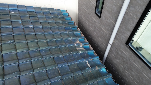 柏原市法善寺の屋根端部分で確認された瓦の隙間と劣化