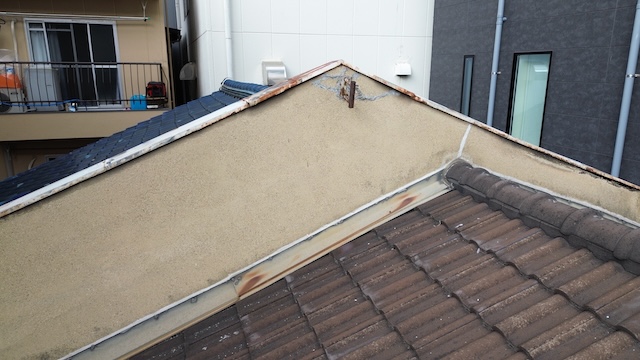 柏原市法善寺の屋根と外壁の境目にある雨押え板金の激しいサビ