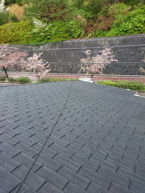 東大阪市にてドローンで撮影した屋根全景。複雑な形状の屋根も隅々まで診断。