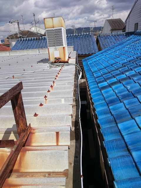 経年劣化で赤錆が広がった工場の金属屋根全景