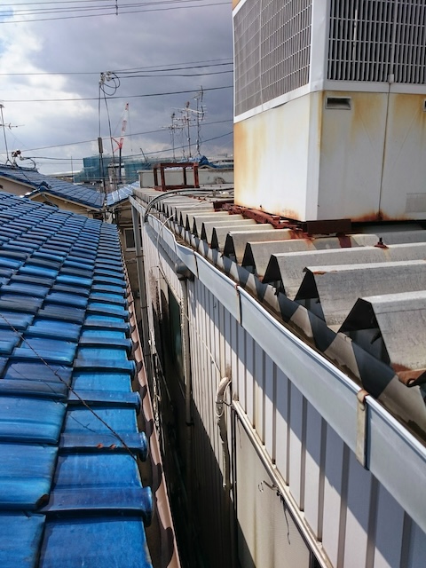 屋根上の空調室外機周りの点検：振動とサビによる劣化診断