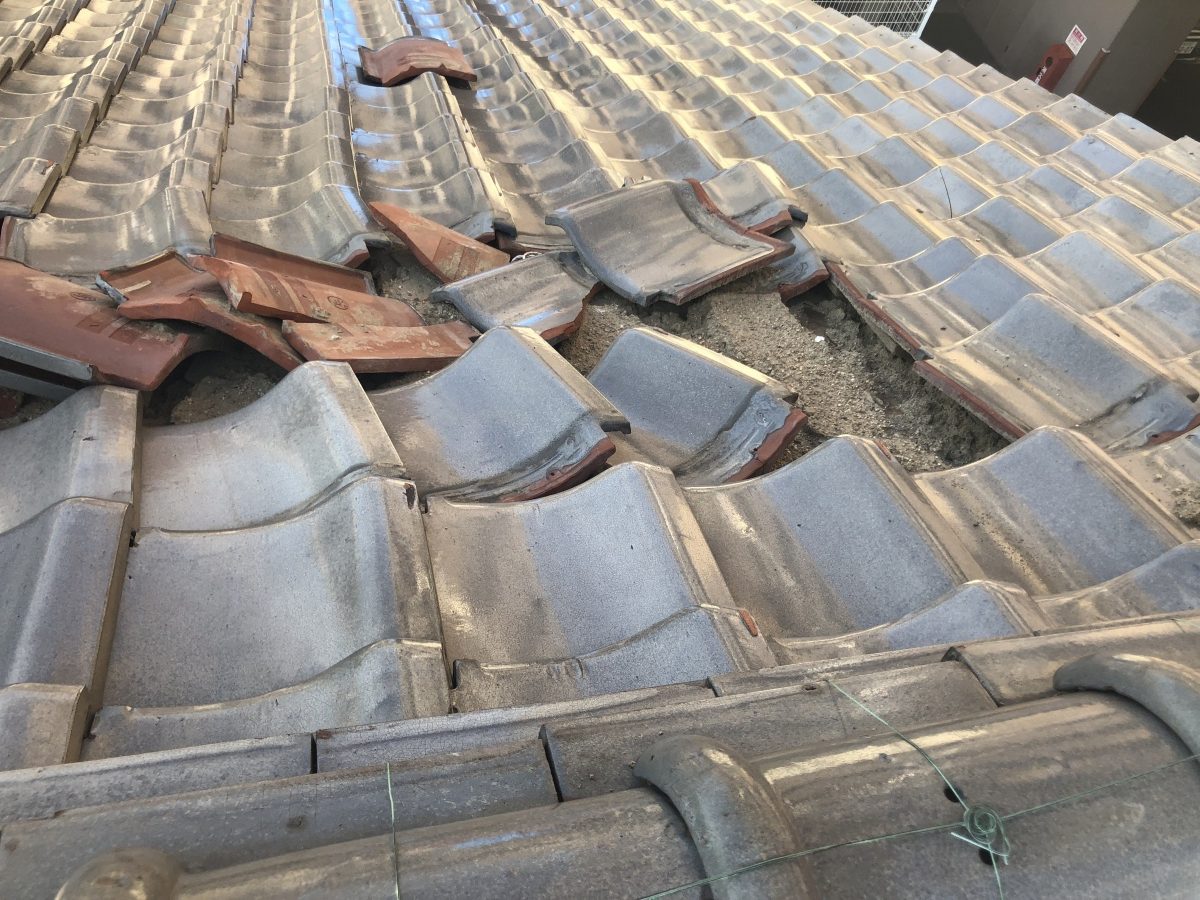 瓦が飛び散った