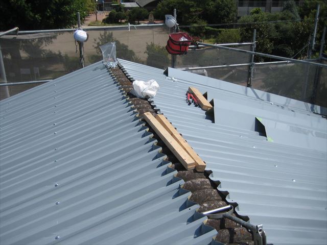 金属屋根全体写真　棟の板金前