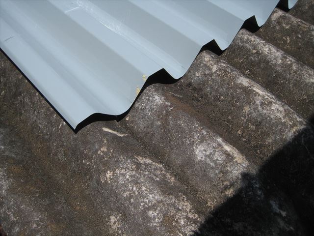 古いｽﾚｰﾄ屋根に金属製の屋根を重ねます