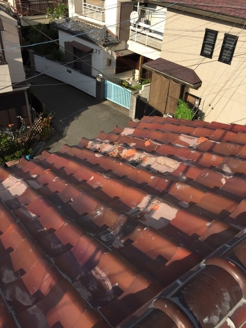 八尾市恩智中町の瓦の表面剥離と深刻な劣化状況