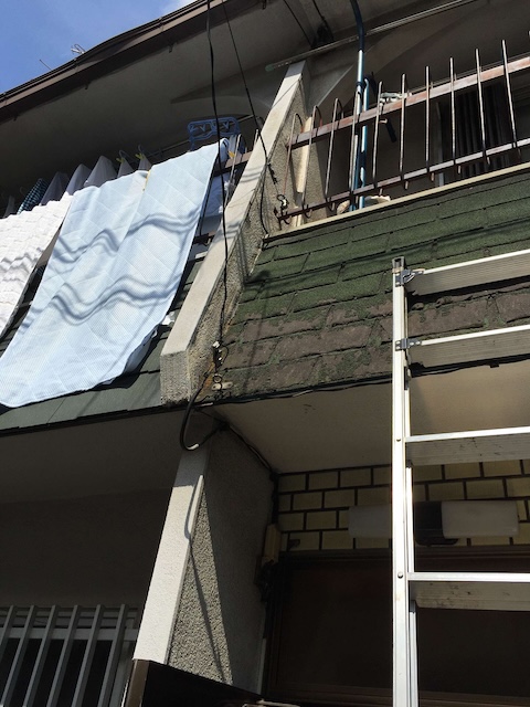 屋根の先端がめくれ上がっている層間剥離の様子