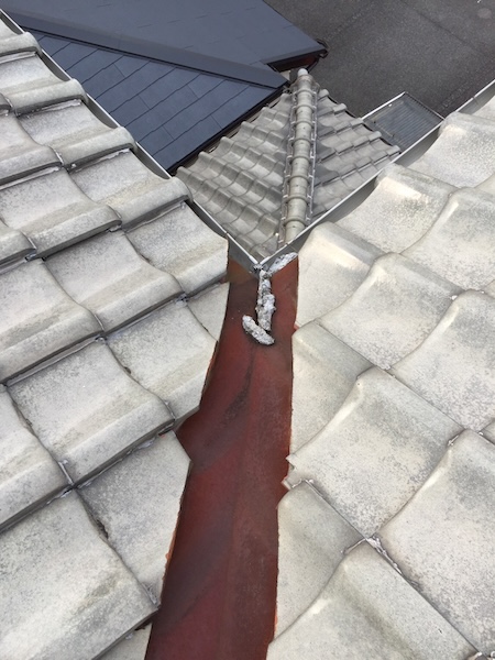 柏原市大県の屋根調査。谷板金が赤く錆びて穴が空く寸前の状態