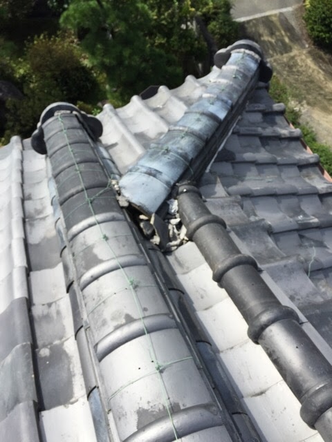 漆喰が剥がれて中の葺き土が流出し、針金が緩んでいる様子。八尾市の瓦屋根修理