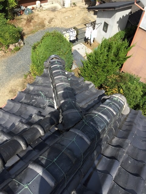 土台が痩せて蛇行してしまっている屋根の棟。八尾市曙川東の現場