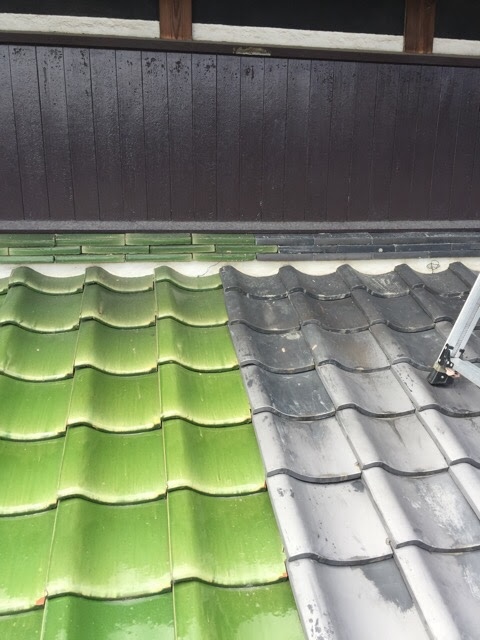 瓦のズレと下地の状況確認・点検中の様子