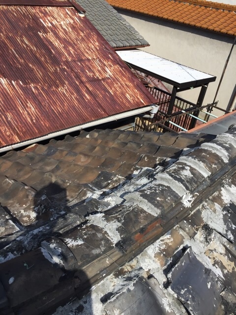 大阪市生野区新今里での現地調査。瓦がズレて葺き土が露出している崩壊寸前の屋根