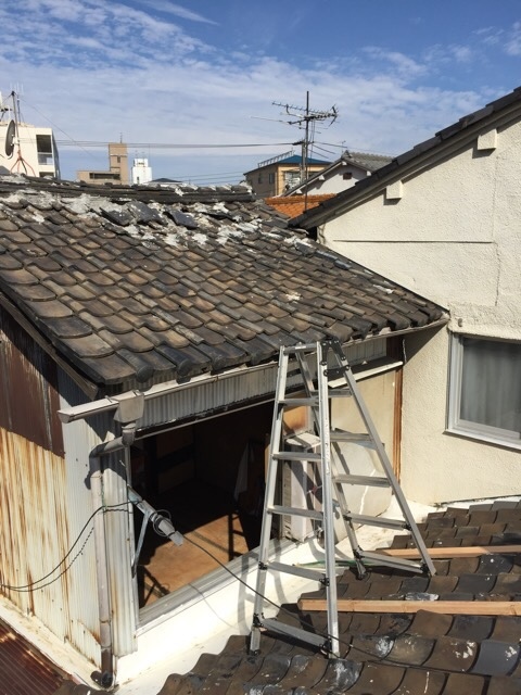 脚立を使って屋根の劣化状況を調査する街の屋根やさん八尾店