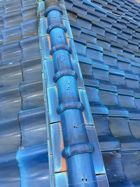 屋根のてっぺんの瓦（棟瓦）を固定する銅線が緩んでいる状態｜八尾市