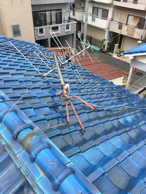 強風や地震で倒壊の危険がある錆びたテレビアンテナ｜八尾市の屋根調査