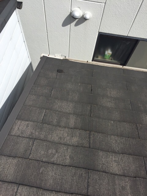 黒いシミや汚れが目立ち始めたスレート屋根の劣化状況