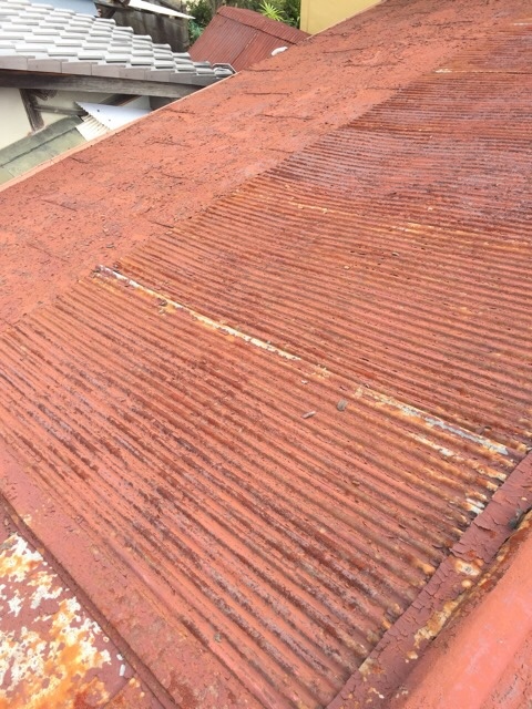 柏原市で雨漏りのリスクが高まっている波板トタン屋根のサビ