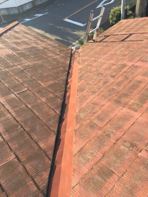 大阪市平野区瓜破の雨漏りリスク箇所。塗装が剥がれた屋根の谷部分