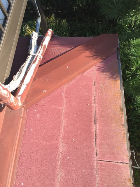 大阪市平野区瓜破の屋根板金部分の劣化とカバー工法の必要性