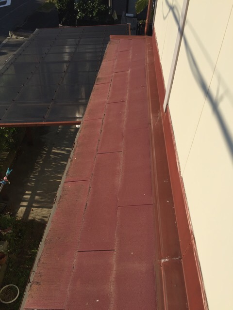 大阪市平野区瓜破の屋根全体像。カバー工法によるリフォームをご提案