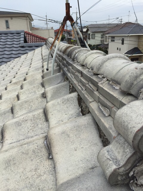 八尾市での調査。屋根のてっぺん（棟）部分に過剰に塗られたボンドとアンテナの様子