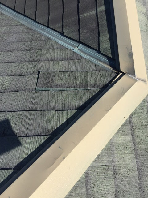 東大阪市石切の劣化した屋根材の隙間と傷み