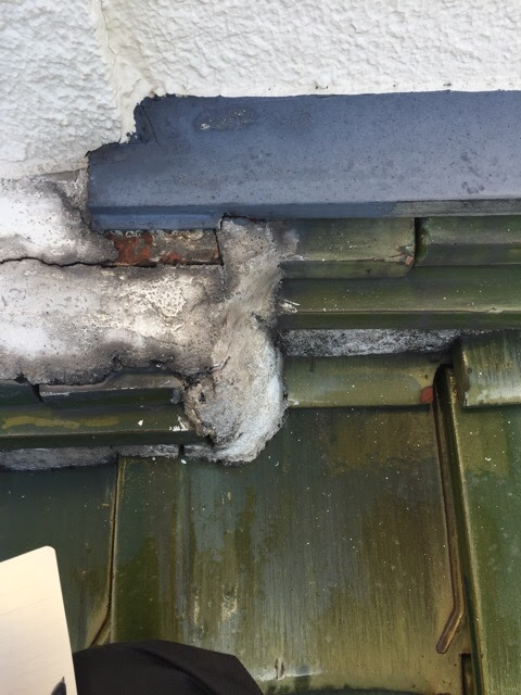 八尾市山本での雨漏り調査、壁と屋根のつなぎ目のひび割れとサビ