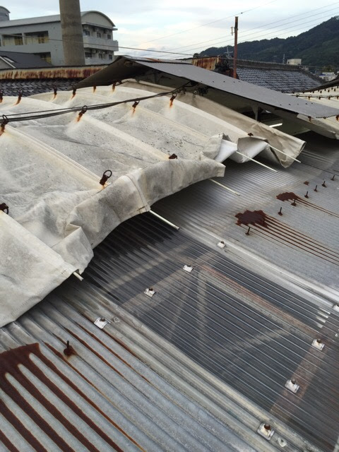 河内長野市の雨漏り現場における、腐食したテントレールと破れた生地の拡大写真