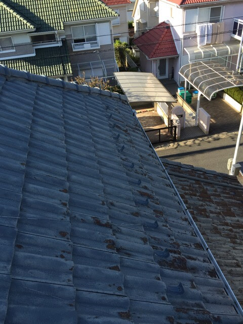 柏原市の戸建て住宅における、劣化が進んだ屋根全体の調査風景