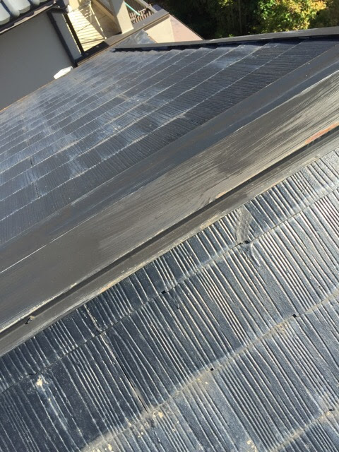 屋根の表面の塗膜が剥がれ、劣化が進んでいる様子の接写画像