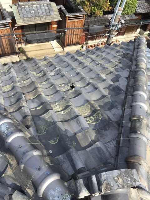 大阪市住吉区の屋根調査、瓦が割れてポッカリと黒い穴が空いている危険な状態