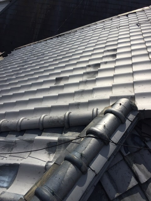 屋根のてっぺん部分（棟瓦）と漆喰の様子、劣化するとここからも雨水が侵入します