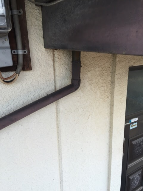 泥詰まり解消後、藤井寺市の住宅で縦樋の通水テストと点検を行っている様子