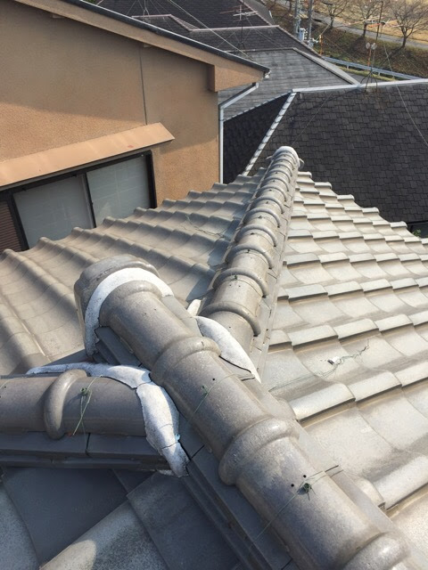 : 羽曳野市の瓦屋根調査 雨水の通り道（谷樋）に詰まった漆喰の破片と土