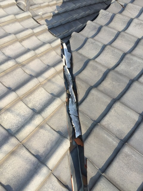 羽曳野市の屋根診断 劣化した谷樋の金属板のサビと破損