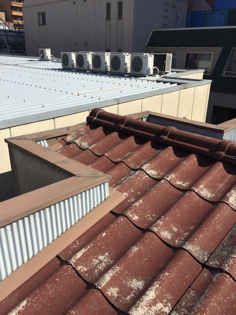 屋根の葺き替え工事が必須となる平野区の現場状況