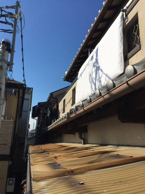 紫外線で劣化し、茶色く変色した1階ベランダの波板（プラスチック屋根）。