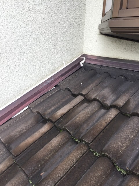 壁際と屋根の接合部の劣化（雨漏りの原因箇所）