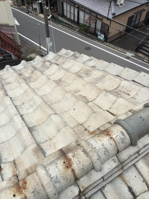 経年劣化により瓦のズレや波打ちが見られる大阪市生野区の屋根