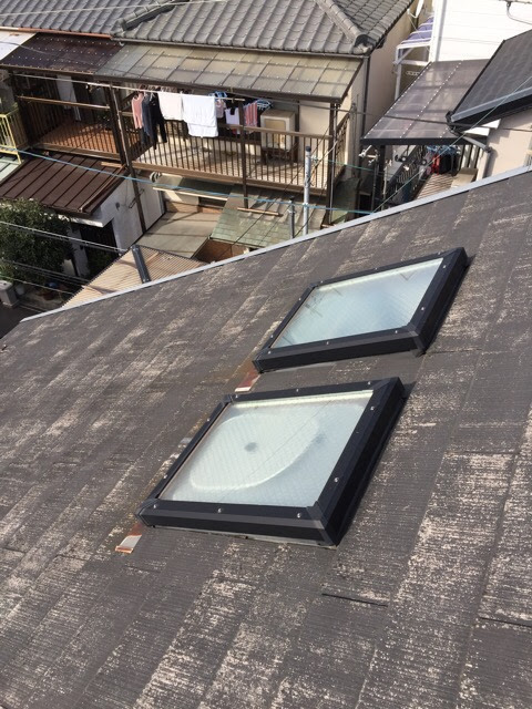 東大阪市の屋根に設置された劣化したトップライト（天窓）
