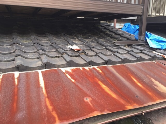 八尾市太田新町の住宅にて赤錆が激しく進行した板金庇（ひさし）の現状