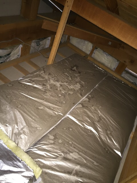 天井裏に敷かれた断熱材のシート表面に、広範囲にわたって付着している結露の水滴