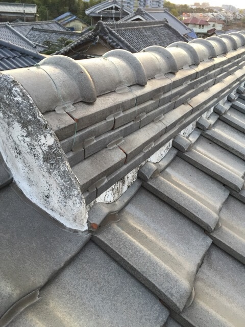 八尾市高安町の瓦屋根で見つかった、面から外側へはみ出している危険な漆喰