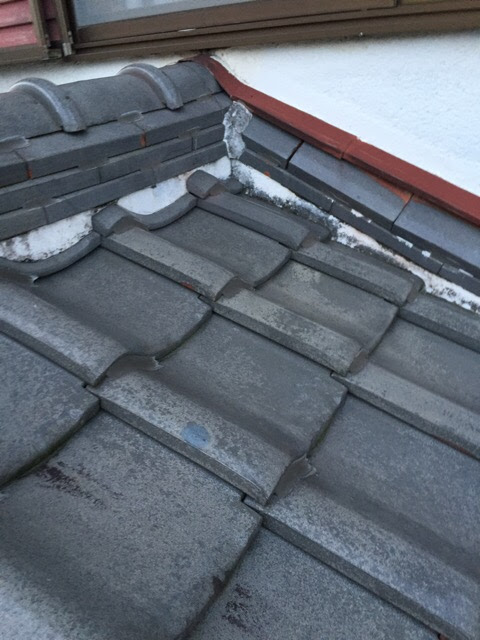  八尾市高安町の瓦屋根、下り棟部分のはみ出した漆喰の劣化状況