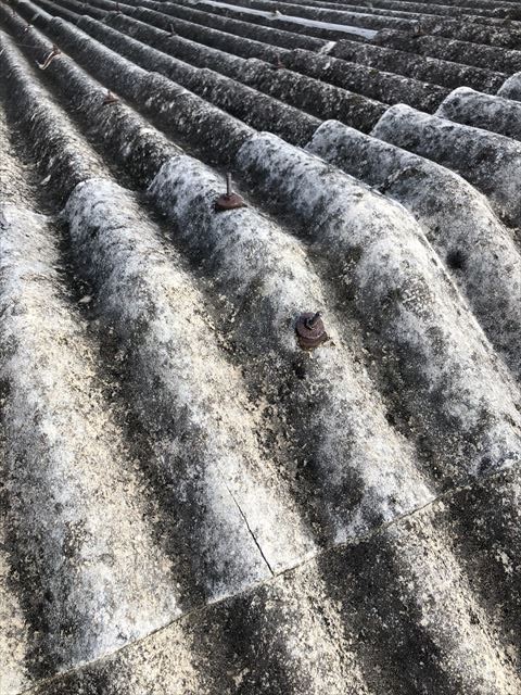 スレート屋根のひび割れ