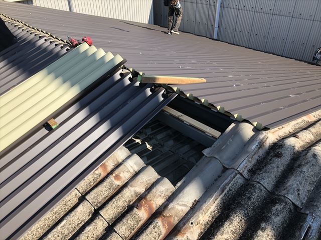 ガルバリウム鋼板を張り付け中