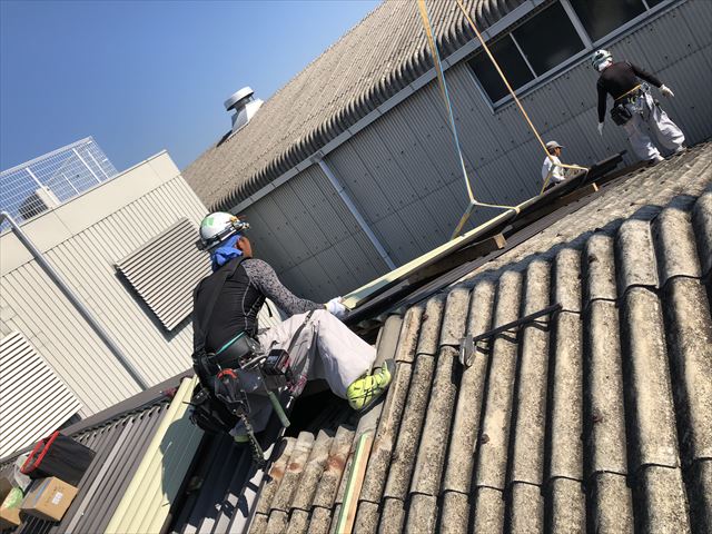 屋根材料をクレーンで吊り上げ